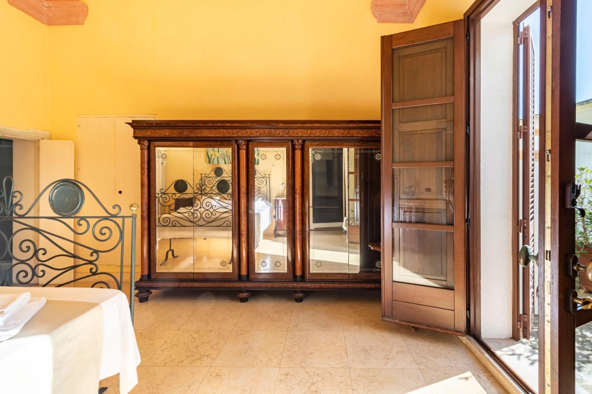 Palazzo Insula Bed & Breakfast Галиполи Екстериор снимка